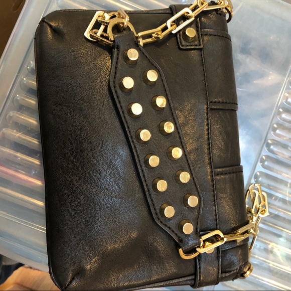 Guess women’s Shoulder Bag.  black.  Gold studs  Chain Strap - Picture 5 of 12